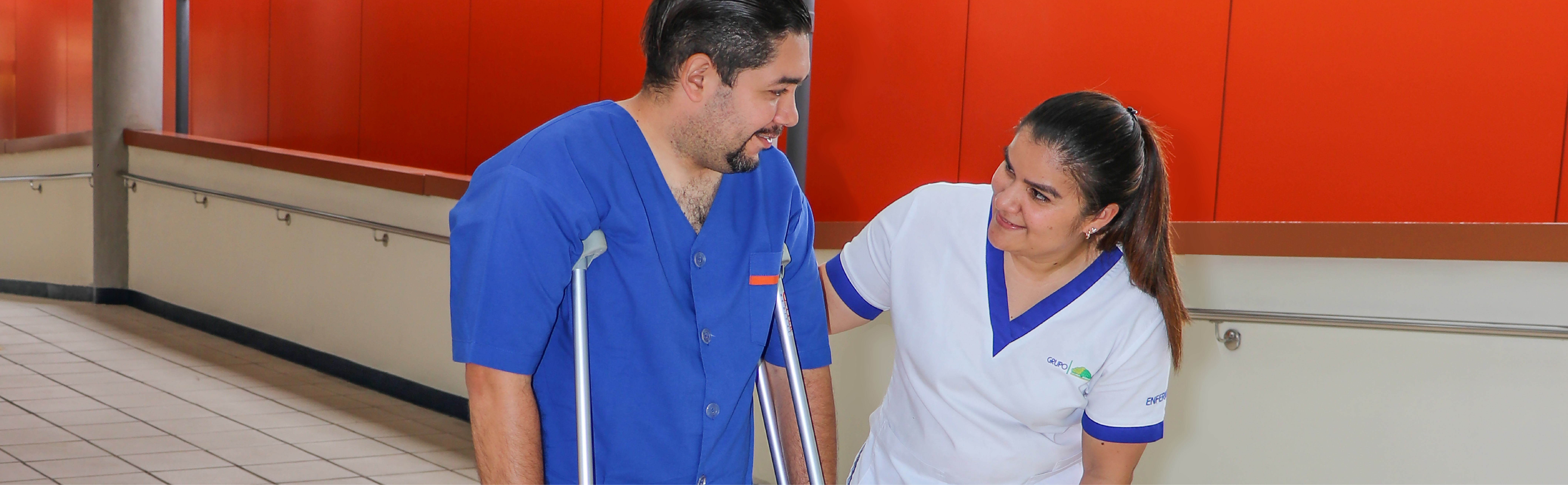 Terapeuta físico brindando apoyo en rehabilitación de un paciente