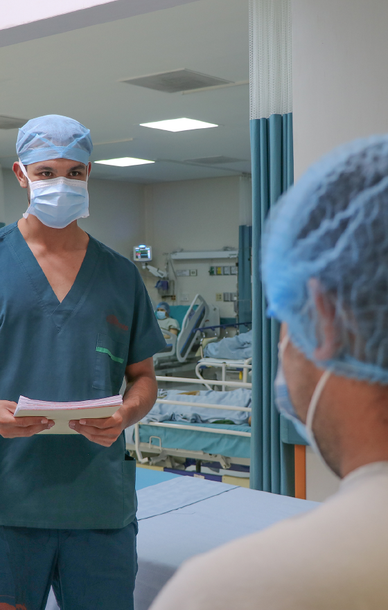 Entrada a sala de operaciones, enfermero recibe a paciente