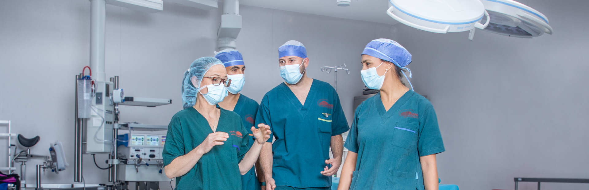 Equipo interdisciplinario saliendo de una sala de cirugía