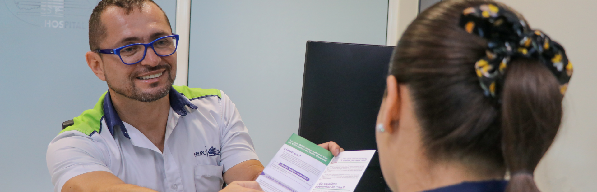 Fotografía de una persona de servicio al cliente atendiendo a una paciente