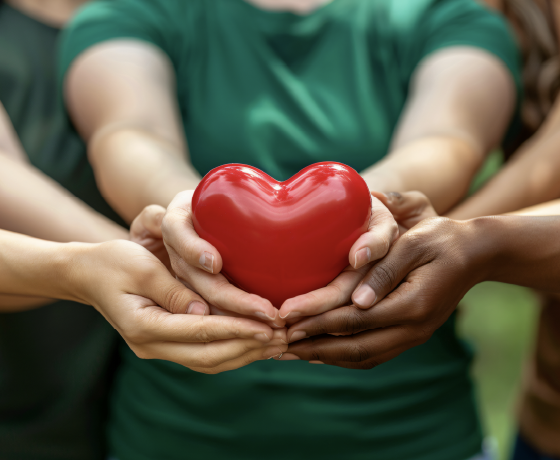 En la fotografía varias manos con un corazón en el centro haciendo alusión a la donación de sangre