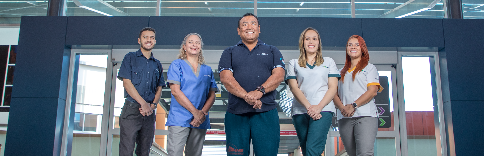 5 profesionales del hospital viendo a cámara sonriendo