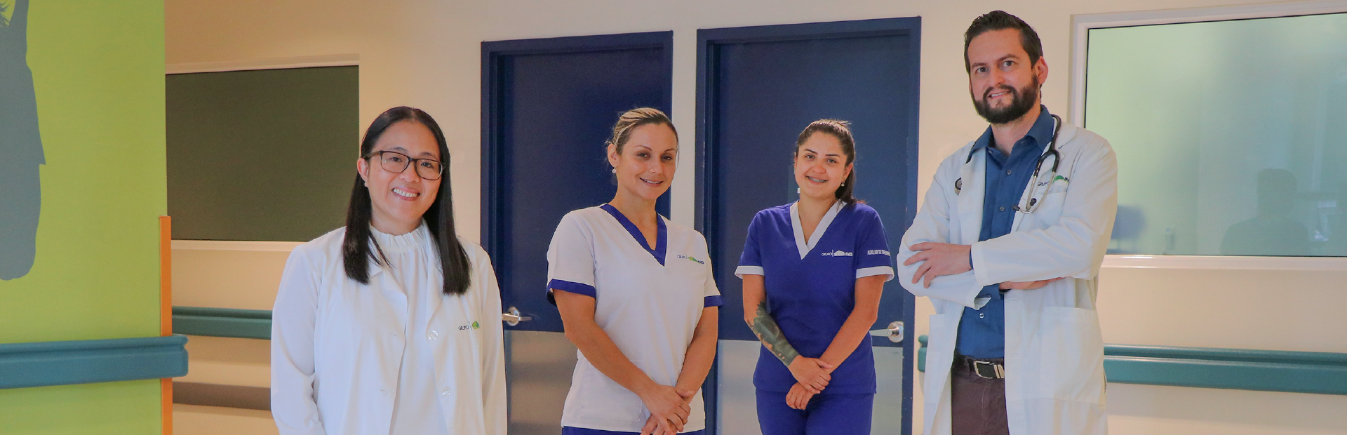 Equipo multidisciplinario de hospital, 4 personas viendo a cámara