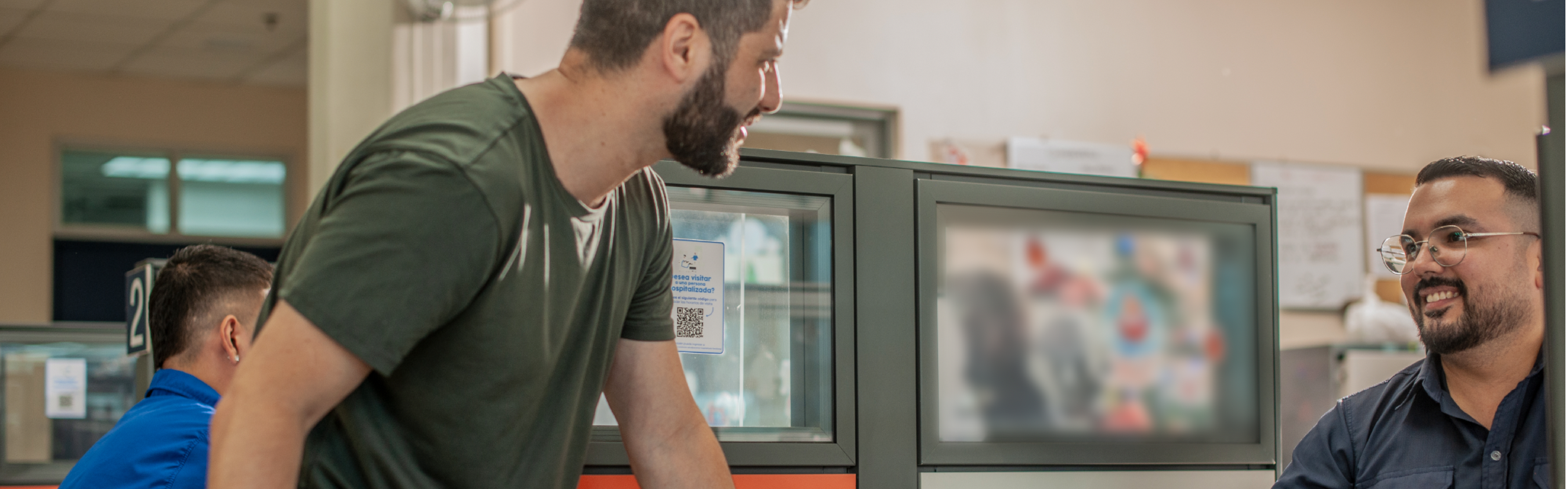 Persona de plataforma de servicios atendiendo a paciente