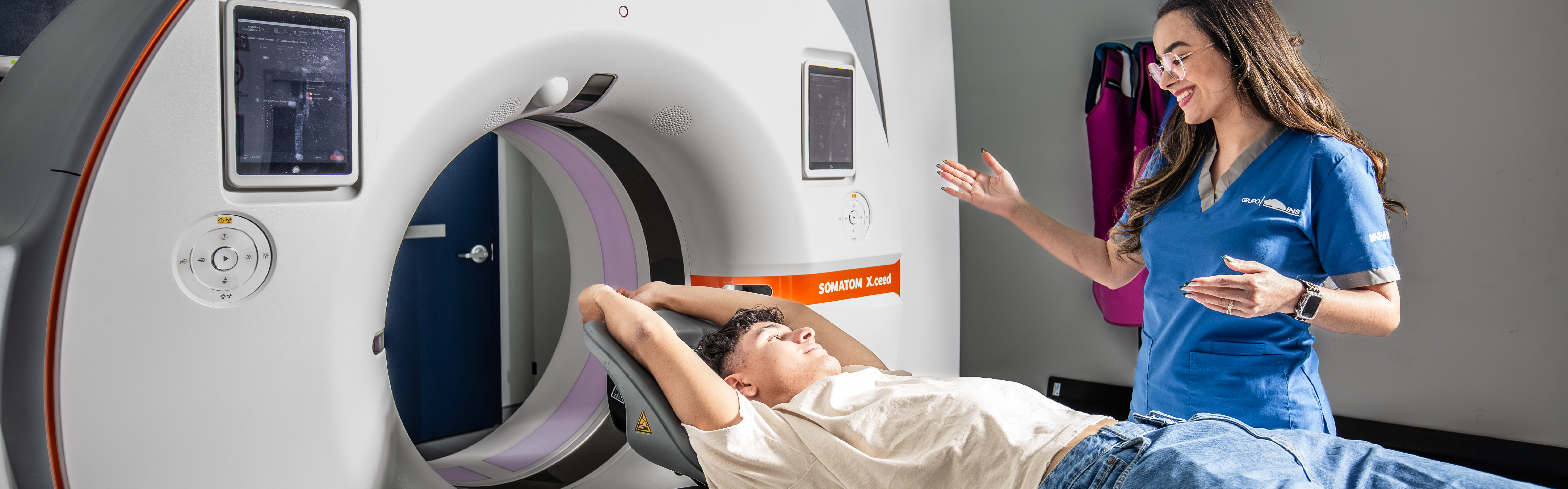 En la fotografía personal de salud con un paciente que ingresa al equipo de resonancia magnética